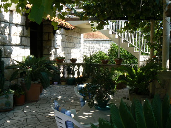 Liebevoll gepflegte Terrasse der Pension.