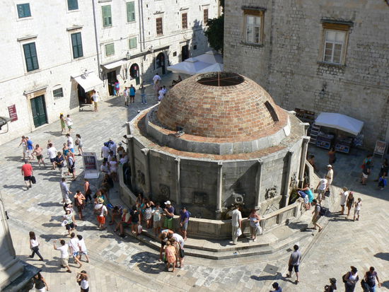 Trinkwasser Brunnen.
Prima Tankstelle für Wasserflaschen auf der Prachtstraße.