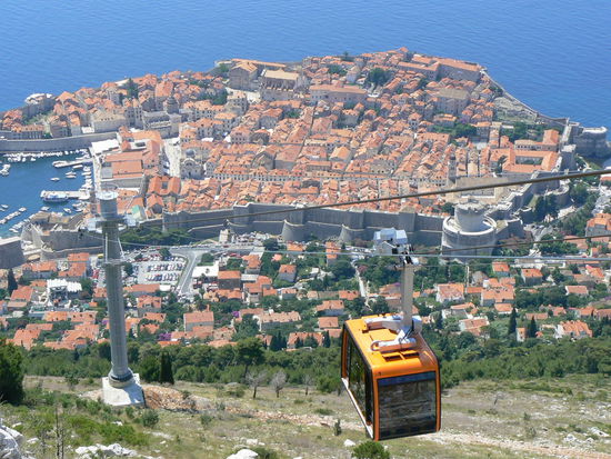 Die Seilbahn.
Zur Zeit wird ein Fußweg nach unten angelegt.