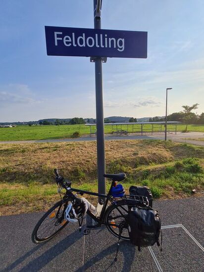 Da steht der Reise-Drahtesel wieder mal gut bepackt am heimatlichen Haltepunkt und sein "User" hofft auf eine pünktliche Abfahrt des Zugs, sowie der Anschlusszüge, damit der weitere Tagesablauf plangemäß ablaufen kann.