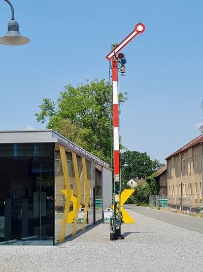 Dann aber folgt das Hauptsignal "Hp 1" FREiE FAHRT und der Hobby-Eisenbahner auf dem Reiserad beginnt offiziell mit einem wohligen Lächeln die Main-Radtour.
