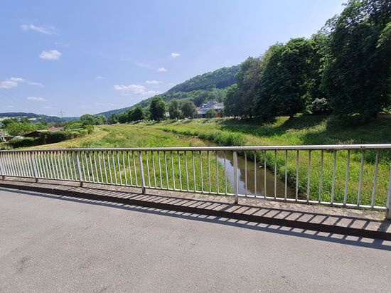 Am Ortseingang von Kulmbach strömt vom Bildhintergrund der Weiße Main heran und gibt mir die Ehre der ersten optischen Kontaktaufnahme.
Alles fängt mal klein an...