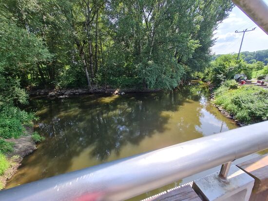 Mit "abgesenkten" Brückengeländer nochmals Roter Main von rechts und Weißer Main von links (leider vom Schattenwurf optisch beeinträchtigt).