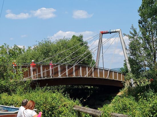 Die schmucke in 2008 für ca. € 400.000 errichtete Fußgänger- und Radlerbrücke am Mainzusammenfluss. Die Flussrichtung verläuft von dieser Position aus von rechts nach links.