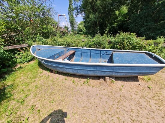 Ein altes Boot am Rastplatz am Mainzusammenfluss gelegen ...