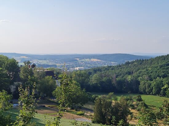 Blick von der Anhöhe hinunter ins Maintal.
