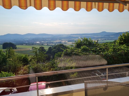 Zuguterletzt habe ich dann glücklich, wenn auch so gut wie völlig erschöpft den Traditionsgasthof "Zur schönen Schnitterin" in Romansthal, etwa 2,5 km östlich von Bad Staffelstein an einer Anhöhe am Fuß des Staffelbergs gelegen und erstmals zwischen 1326 und 1328 erwähnt, erreicht.
Nach einem ausgiebigen Abendessen hatte ich recht zügig wieder eine gut ausreichende Grundkonstitution erlangt, die mich in Verbindung mit dem schönen und weitläufigen Ausblick vom Zimmerbalkon hinunter ins Maintal für den folgenden Rolltag wieder recht positiv für das Vorankommen entlang des Mainradwegs stimmte.