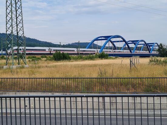 Das ist "Angelina". Es ist nicht der offizielle Name dieses ICE 4, der nicht lange auf sich warten ließ, als er gegen 9:09 Uhr aus Richtung Berlin - Halle/Leipzig und Erfurt vorbeibraust und über die Frankenmetropole Nürnberg, sowie Ingolstadt nach München Hbf strebt.
Da  soll es doch Bahnenthusiasten geben, denen die Triebkopfform des ICE 4 so sehr gefällt, daß sie diese mit dem Antlitz von Angelina Jolie vergleichen.
Also "Angelina" als Spezialjargon für den ICE 4. 
Für mich ist die Kopfform des ICE 4 ein klarer Rückschritt zum Vorgänger ICE 3, des immer noch optischen Design-Krachers.
Aber dies nur als kleines Auflockerungsgeschichtchen.