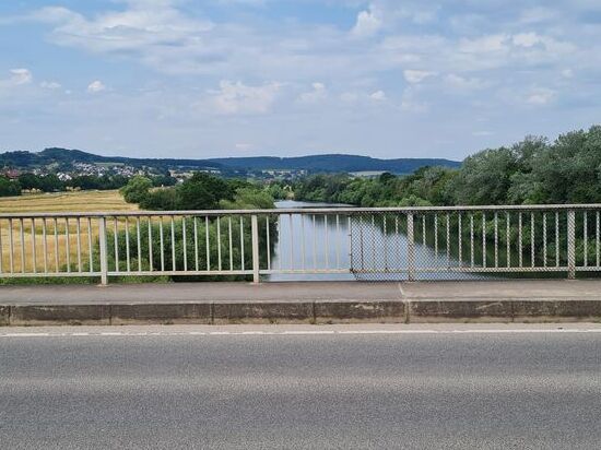 Auf der anderen Brückenseite der Blick nach Westen mit den folgenden Städten.
Eltmann, Knetzgau und Haßfurt.
