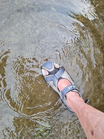 Das obligatorische Fußbad an einer gut zugänglichen Stelle des Mains kurz nach Familie Schwan. Zusätzllich habe ich an solchen Stellen meiner beradelten Gewässer die gute Tradition mit den benässten Fingern der rechten Hand ein Kreuzzeichen für ein gutes Weiterkommen und Gelingen der Radlferntour zu vollführen.