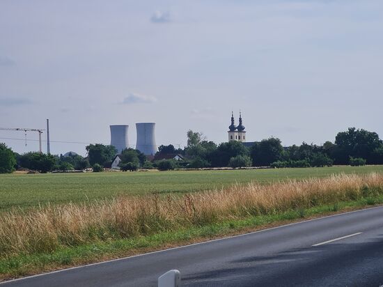 Eine interessante Silhouette gibt Grafenrheinfeld mit seinen jeweiligen Zwillingstürmen der Pfarrkirche "Kreuzauffindung" und des bereits stillgelegten Kernkraftwerks ab.
Jedoch ist diese Ansicht mittlerweile (mit dem Verfassen dieses Berichts bin ich momentan Mitte September 2024 beschäftigt) seit kurzem Geschichte, da die beiden jeweils 143 m hohen Kühltürme aus 55.000 Tonnen Beton und Stahl des von 1982 bis 2015 betriebenen Kernkraftwerks Grafenrheinfeld (KKG) am 16.8 2024 kurz vor 20 Uhr gesprengt wurden.