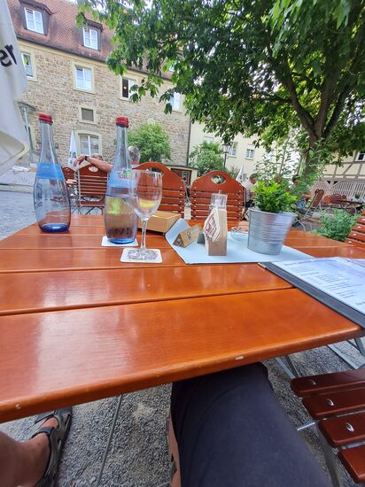 Mittlerweile habe ich mein Zimmer in der Gasthof / Pension mit dem besonderen Namen "Alte Amtsvogtei", erbaut 1626 und eines der stattlichsten, noch erhaltenen Amtshäuser des Fürstbistums Würzburg darstellend, bezogen.
