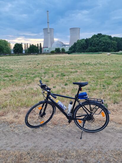 Die beiden Kühltürme mit der dazwischenliegenden Reaktorkuppel und dessen Abluftkamin.