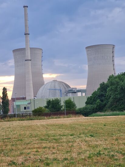 Dasselbe mit mehr Zoom.
Die Kühltürme haben übrigens am Boden einen Durchmesser von 104 m, die Austrittsöffnung oben weist einen solchen von 64 m aus.
Damit ich nicht allzusehr von der Mainradtour in eine technische Beschreibung des damaligen Atomkraftwerks im Betrieb abdrifte, noch die kurze Info - da wir uns ja am Main befinden - daß pro Stunde 160.000 m³ aus dem Main entnommenes Wasser im Kreislaufbetrieb umgewälzt wurden. Davon verdunsteten je nach Quellenangaben zwischen 0,035 bis 2 % des Wassers als weithin sichtbare Wasserdampfwolke aus den beiden Kühltürmen in die freie Atmosphäre.