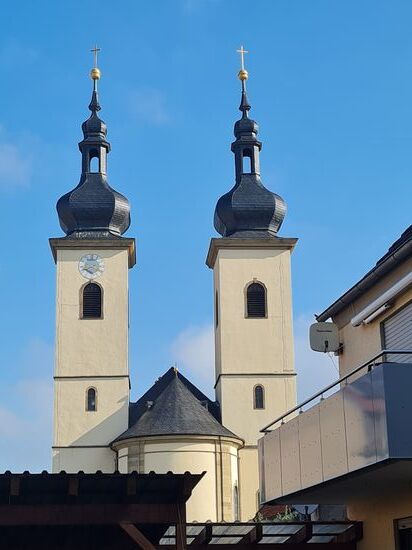 Die denkmalgeschützte Pfarrkirche mit ihren je 65 m hohen Türmen geht in ihren Wurzeln auf das 14. Jahrhundert zurück.
Durch Bombenangriffe wurde sie 1944 völlig zerstört, konnte aber beim Wiederaufbau in den Nachkriegsjahren rekonstruiert werden.