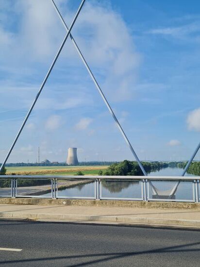 Blick auf die ja mittlerweile am 16. August 2024 gesprengten Kühltürme auf der Mainbrücke vom linksmainischen Grafenrheinfeld zum rechtsmainischen Bergrheinfeld. Beide Nachbarorte sind direkte Anlieger am Main mit nur wenig Abstand zum jeweiligen Uferbereich.