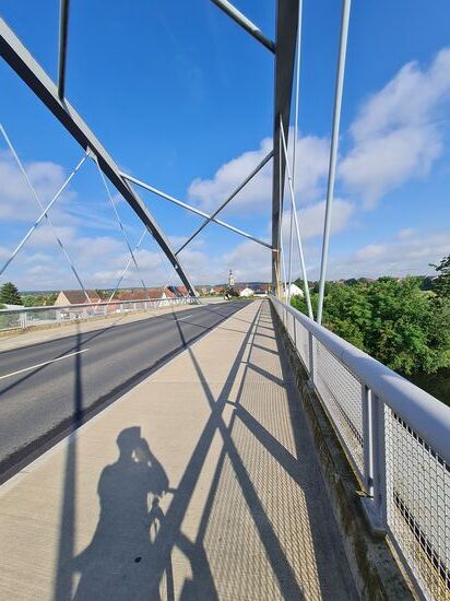 Der Schatten meinesgleichen kommt schon wieder zeitvergeuderisch zum Halten, damit die Brückenarchitektur auf die Speicherkarte gebannt werden kann.