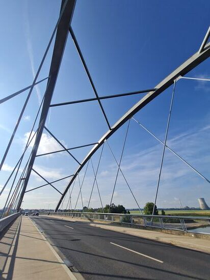 Aber Fotos sind ja bei Reiseberichten doch entscheidend, um Erlebnisse näher zu bringen:
Die grazil und filigran wirkende, in Stabbogenform konstruierte Mainbrücke wurde in dieser Ausführung in den Jahren 2008 und 2009 als Ersatz für die altersschwache Vorgängerin neu gebaut.
Sie ist 183 m lang, mit einer größten Spannweite von 109,5 m und hat eine Bogenhöhe von 17 m über der Fahrbahn.