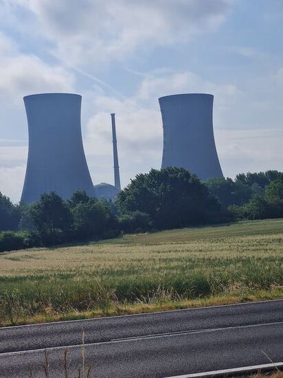 Nach max. 2 km nochmals ein letzter Blick auf das Stahlbeton-Ensemble. Besonders die Wolke über dem linken Kühlturm finde ich witzig, da man auf einen noch laufenden Betrieb schließen könnte (Betriebsende jedoch in 2015).
Hinter der landwirtschaftlichen Anbaufläche zwischen der Baum-, Busch- und Strauchreihe fließt verdeckt mein Begleiter, der Main, gemächlich von links nach rechts.