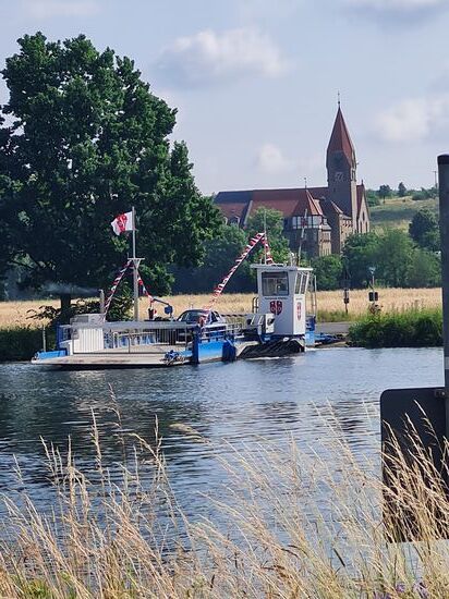 Im Bild die Fähre Wipfeld mit dem Kloster St. Ludwig im Hintergrund.
Im von den Benediktinern gegründeten Kloster befindet sich eine heilpädagogische Jugendhilfeeinrichtung für Mädchen und junge Frauen unter der Trägerschaft der Oberzeller Schwestern.
