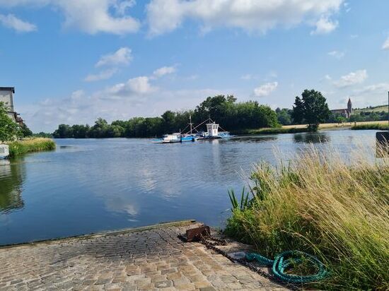 Ich erwarte auf Seite der Ortschaft Wipfeld die gerade übersetzende Fähre, um dann auf der östlichen Mainseite auf dem offiziellen Mainradweg fortzufahren.