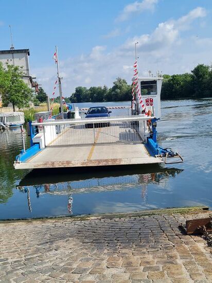 Gleich geht's rauf auf die Fähre.
Fahrrad incl. Radler kostet € 1,--. Da lege ich als Fähren-Fan gerne etwas drauf.