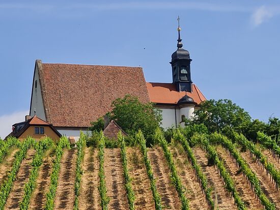 Die spätgotische Kirche aus der Zeit um 1370 wird von Kunstinteressierten in Scharen wegen ihrer inneren Erscheinung besucht.