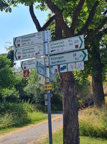 Mittlerweile in Volkach an der Mainschleife selbst angekommen, heißt es den Weg nach rechts in Richtung Kitzingen zu nehmen.
Im Nachhinein bereue ich es, aus momentaner Lustlosigkeit nicht den Aussichtspunkt mit einer schönen Aussicht auf die Mainschleife und die sie umgebenden Weinberge angesteuert zu haben.