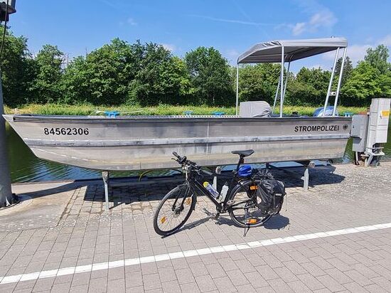 Die Strompolizei auf Trockendock bei Volkach. Wird von einem Honda-Außenborder angetrieben. Das Blaulicht ist nicht zu sehen, wird wahrscheinlich erst im Einsatzfall aufgesteckt und aktiviert. Für heute übernehme ich noch die Streifenfahrt auf dem Radl-Landweg.