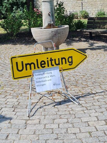 Auch als (Fern-)radler wird man immer wieder mit Umleitungen konfrontiert, die aber in der Regel gut ausgeschildert und in den Online-Portalen der Fernradwege immer schon im Voraus ersichtlich sind. Hier in Sommerach zwischen Volkach und Kitzingen.