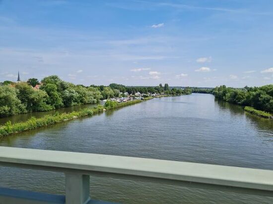 Auf der Mainbrücke bei Schwarzach am Main. Blick flußaufwärts.