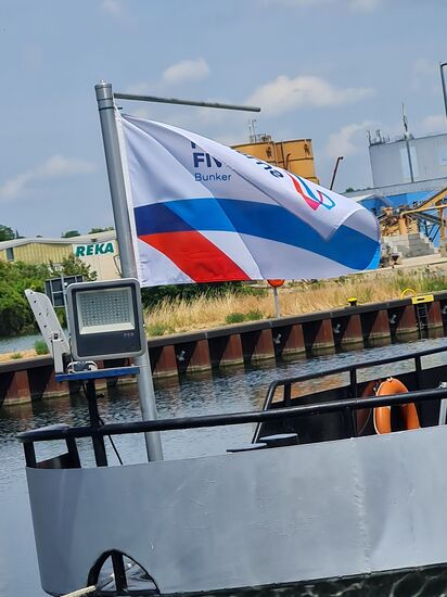 Mindestens 5 Versuche unternahm ich, um diese Flagge eines vermutlichen Catwalk-Sponsors am Bug des Party-Kreuzers in vollem Winde abzulichten.
Es sollte nicht sein, aber ich fand heraus, daß es sich um einen Lieferanten von Kraftstoffen, Schmiermitteln und Schiffsmaterialien für alle Rhein- und Binnenschiffer handelt und 6 Bunkerstandorte in Deutschland betreibt:
REINPLUS FIWADO (schon wieder unbezahlte Werbung von meiner Seite ...)