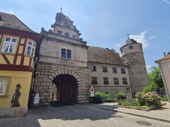 Die eigentliche Mainradtour für das Jahr 2023 nähert sich in Marktbreit, an der südlichsten Position des Maindreiecks, seinem Ende zu.
Durch das Maintor hindurch und anschließend noch einen kurzen, steilen Anstieg zum hochgelegenen Bahnhof Marktbreit. Wegen der herrschenden Hitze hatte ich bereits die letzten Kilometer wieder einige Performance-Probleme, die dieser Schlußanstieg nochmals forcierte.