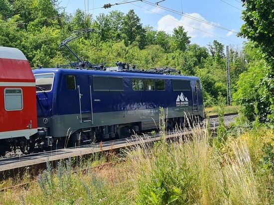 Als Belohnung gab es Eis von der Truhe im Bahnhofskiosk und zusätzlich traf ich noch Annabell.
Wer ist Annabell?
Das ist diese Lok der mittlerweile Altbaureihe 111 vom privaten Eisenbahnverkehrsunternehmen (EVU) "Rail Bavaria Logistik", gehalten in wunderschönen kobaltblau/grau, wie schon bei der Vorgängerbaureihe 110 der damaligen Deutschen Bundesbahn.