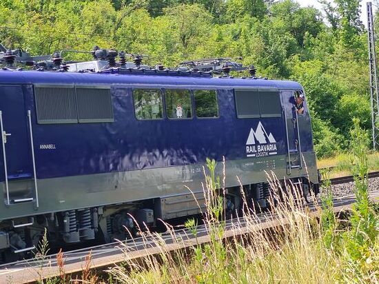 Kurz vor der Abfahrt in Richtung Würzburg wirft der Lokführer (neumodern: Triebfahrzeugführer) einen kontrollierenden Blick in Richtung Zugende, ob keine Personen mehr im letzten Moment auf den Zug aufspringen wollen.