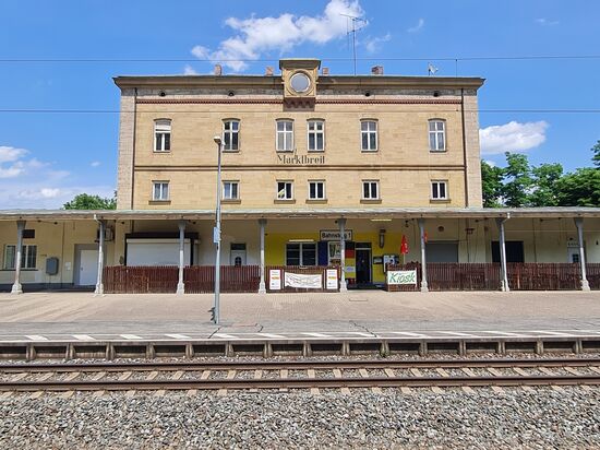 Das aus dem Jahre 1864 stammende Bahnhofsgebäude von Marktbreit wurde in 2007 im Internet zur Möglichkeit der Wohnnutzung feil geboten. Leider konnte ich über den Käufer keine Infos ausfindig machen.