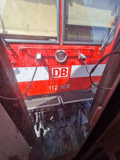 Mit dem RE 80 ging es dann für mich bis Treuchtlingen.
Blick während der Fahrt durch die Trenntür vom ersten Wagen zum hinteren Führerstand mit dem Zielanzeiger rechts oben.