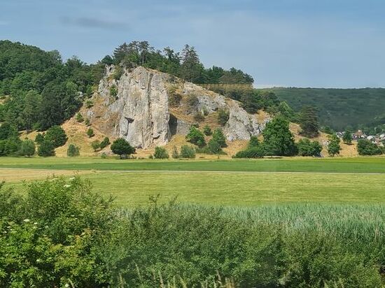 Nach dem Umstieg in Treuchtlingen ging es ohne weiteren Umstieg nicht über Augsburg, sondern über das Altmühltal und Ingolstadt weiter nach München Hbf.
Hier der bekannte Burgstein bei Dollnstein im Altmühltal, direkt am 
Altmühltal-Radweg gelegen und von vielen Kletterern benutzt.
Auf Altmühltal-Radtour hatte ich vor langer Zeit schon mal auf der Ruhebank am Fuße des Felsens pausiert.
Von dieser Tour gibt es jedoch keinen Reisebericht.