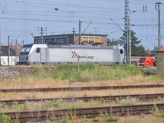 Für Bahn-Fans eine TRAXX3 (Baureihe 187) vom Hersteller Bombardier in Ingolstadt.
EVU ist "Rhein Cargo".