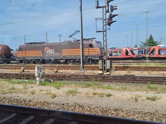 Hier eine TRAXX 2 (BR 185) von Bombardier. EVU: HSL