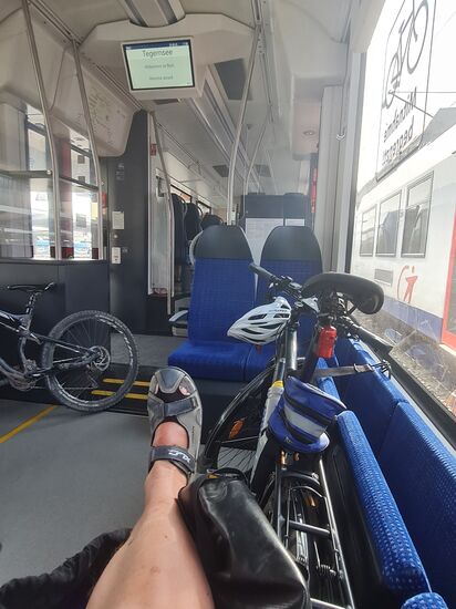 Nach dem Umstieg in München Hbf geht es nun mit Bein nach oben in einem Dieseltriebzug der Bayerischen Regiobahn nach Holzkirchen.
Da es im Juni gegen 18:30 Uhr noch lange hell und an diesem Tage auch noch ein schöner Abend zur Sonnwendzeit ist, steige ich nicht mehr in den Anschlusszug in Richtung Rosenheim mit Ausstieg am heimatlichen Haltepunkt in Feldolling um, sondern absolviere diesen letzten Streckenabteil nochmals auf der Straße rollend über Weyarn, Holzolling und Westerham.
Anschließend noch einige Bilder des letzten Abschnitts.
Bayerischen Regiobahn