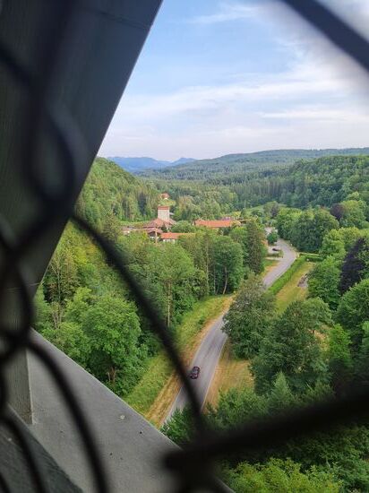 Blick in Richtung Süden vom Untergeschoß der Autobahnbrücke bei Weyarn über das Mangfalltal.