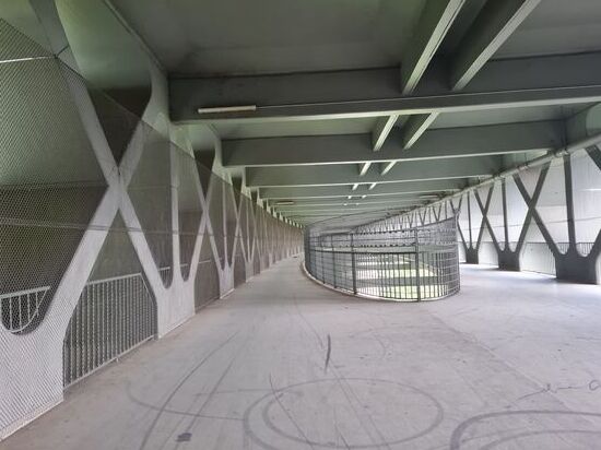 Direkt über mir rauschen die Autos auf der Autobahn in Richtung Salzburg bzw. Kufstein.