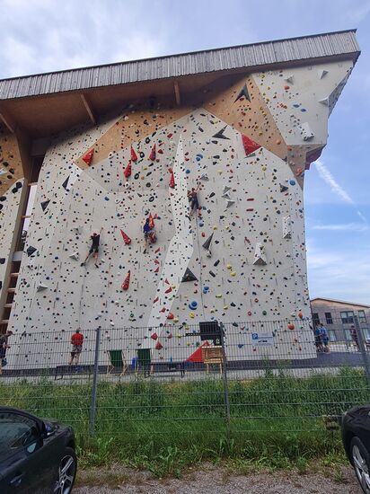 Einen Steinwurf vom östlichen Ende der Autobahnbrücke gibt es eine schöne Kletterwand.