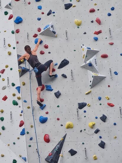 Wenn ich nur zusehe, wie diese austrainierte Kletterin (ja es war eine "Sie") locker und lässig an der Wand nach oben strebt, wird mir von Haus aus schon schwindelig.
Also gleich weiter kurbeln und schnell nach Hause.