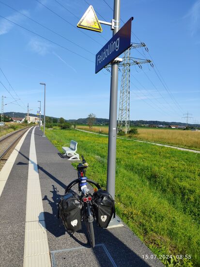 Es ist wieder Ferntour-Zeit und Rohbogner's bepacktes Ferntour-Radl steht auf den Zug wartend am heimatlichen Bahn-Haltepunkt zur Abfahrt an einen entfernten Startpunkt bereit !
Diesmal kein Packchaos, da unüblicherweise schon am Vortag die entscheidende Vorarbeit geleistet wurde. Nur einige Äpfel und abgepackte Wurst kam noch in die Packtaschen, sowie die "streng geheime" Getränkemischung (psst ! - nicht weitersagen : jeweils 1 l Leitungswasser mit einem guten Schuß Zitronen- bzw. Limettenkonzentrat, sowie einer Messerspitze Kochsalz versetzt.) in die beiden Halterungen der Getränkeflaschen.