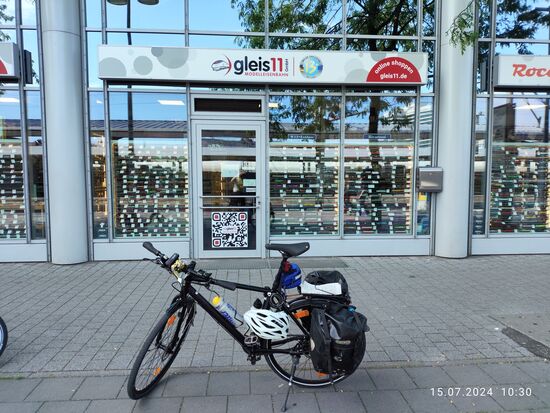 Da gibt es nämlich außerhalb der Haupthalle am Gleis 11 das gleichnamige Modellbahngeschäft.
So ergab sich die Konstellation: 1:1-Hobby trifft Modell-Hobby und durch meinen großen Zeitpuffer konnte ich die weite Schaufensterfront ausgiebig "mit der Nase polieren".