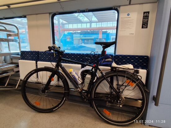 Allerdings suchte ich dann rechtzeitig vor Bereitstellung des Regionalexpress den Bahnsteig auf, um möglichst vor anderen stellplatzkonkurrierenden Radlern den Zug zu entern. Radstellplätze im Regionalverkehr lassen sich ja bekanntlich nicht reservieren.