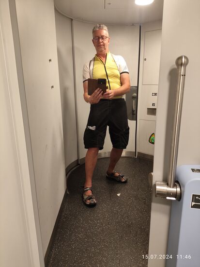 Kleines Foto-Posing am mannshohen Wandspiegel in der Zugtoilette.