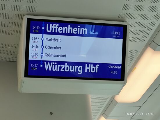 Und unter Ausnutzung von Zeitreserven im Fahrplan und schnellen Abfertigungen bei den zahlreichen Zwischenstopps waren gut 10 Minuten vor der planmäßigen ankunft in Marktbreit nur noch 5 Minuten Verspätung prognostiziert.